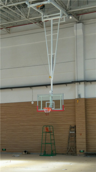 江西南昌某中学室内场馆悬挂式电动篮球架安装现场