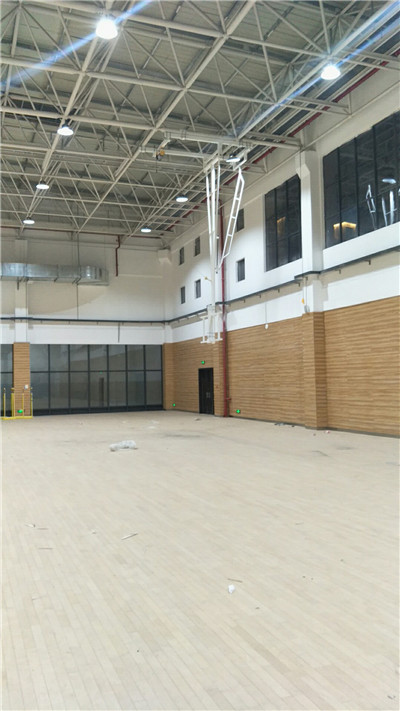 江西南昌某中学室内场馆悬挂式电动篮球架安装现场