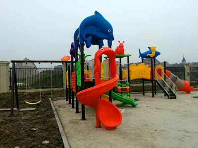 幼儿园滑梯正确玩法-木质与塑料滑梯的区别?